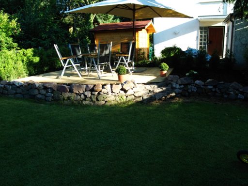 Holzterrasse mit Steinmauer / Trockenbau